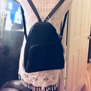 BLACk good size backpack 🎒